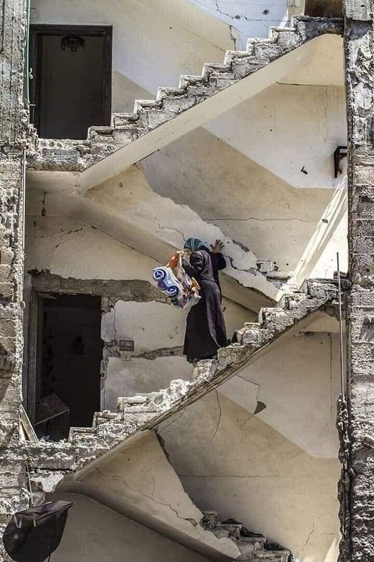 Lo scatto a firma di Hassan Ghaedi, fotografo che ha ritratto la scena di una mamma dopo un’esplosione a Homs in Siria